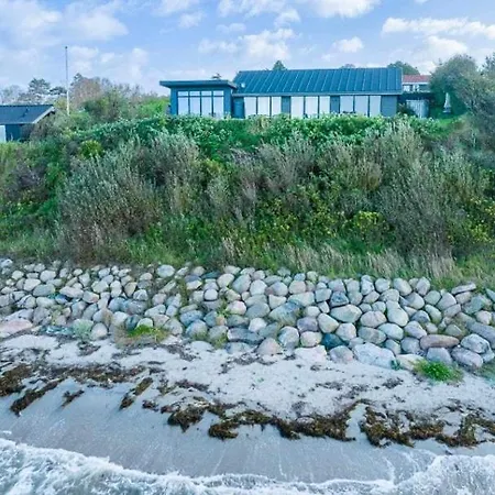 Hébergement de vacances Summer House With Sea View And Private *